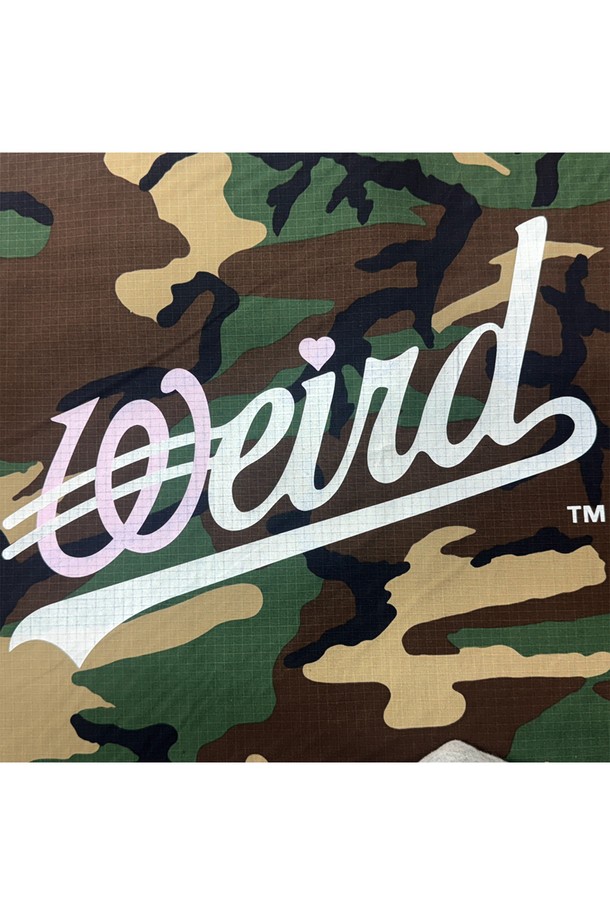 위얼드월드_카모플라쥬 웨이브로고 후드 집업 우드랜드 카모는 밀리터리 무드의 스트릿 스타일을 완성하는 남성용 후드 집업입니다. 봄, 가을에 착용하기 좋으며, 면과 폴리에스테르 혼방의 두꺼운 소재로 제작되어 따뜻함을 선사합니다. 우드랜드 카모플라쥬 패턴과 웨이브 로고 디자인이 특징이며, YKK 투웨이 지퍼와 립스탑 원단으로 내구성을 높였습니다. 레귤러핏으로 편안하게 착용 가능하며, 일상복으로 활용하기 좋습니다. 긴 소매 기장의 후드 집업으로, 캐주얼하고 워크웨어 스타일을 연출할 수 있습니다.
