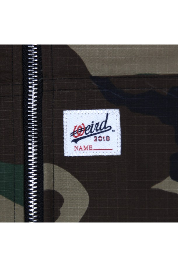 위얼드월드_카모플라쥬 웨이브로고 후드 집업 우드랜드 카모는 밀리터리 무드의 스트릿 스타일을 완성하는 남성용 후드 집업입니다. 봄, 가을에 착용하기 좋으며, 면과 폴리에스테르 혼방의 두꺼운 소재로 제작되어 따뜻함을 선사합니다. 우드랜드 카모플라쥬 패턴과 웨이브 로고 디자인이 특징이며, YKK 투웨이 지퍼와 립스탑 원단으로 내구성을 높였습니다. 레귤러핏으로 편안하게 착용 가능하며, 일상복으로 활용하기 좋습니다. 긴 소매 기장의 후드 집업으로, 캐주얼하고 워크웨어 스타일을 연출할 수 있습니다.
