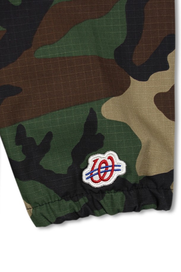 위얼드월드_카모플라쥬 웨이브로고 후드 집업 우드랜드 카모는 밀리터리 무드의 스트릿 스타일을 완성하는 남성용 후드 집업입니다. 봄, 가을에 착용하기 좋으며, 면과 폴리에스테르 혼방의 두꺼운 소재로 제작되어 따뜻함을 선사합니다. 우드랜드 카모플라쥬 패턴과 웨이브 로고 디자인이 특징이며, YKK 투웨이 지퍼와 립스탑 원단으로 내구성을 높였습니다. 레귤러핏으로 편안하게 착용 가능하며, 일상복으로 활용하기 좋습니다. 긴 소매 기장의 후드 집업으로, 캐주얼하고 워크웨어 스타일을 연출할 수 있습니다.
