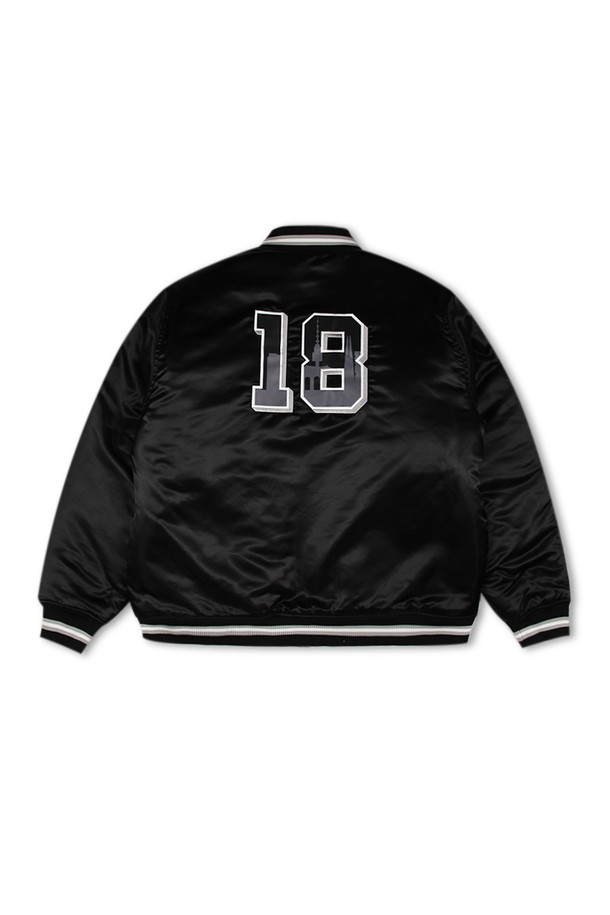 위얼드월드_90s 사틴 바시티 재킷_BLACK은 부드러운 촉감의 글로시한 사틴 소재로 제작되어 은은한 광택이 돋보이는 바시티 재킷입니다. 블랙 컬러에 웨이브 로고 자수와 등판의 숫자 18번, SEOUL CITY 그래픽 프린팅으로 스트릿 무드를 연출합니다. 봄, 가을 시즌에 적합하며, 레귤러핏으로 편안하게 착용할 수 있습니다. 집업 스타일로 간편하게 여밀 수 있으며, 일상 속에서 스포티하고 캐주얼한 스타일을 완성해 보세요. 공용으로 착용 가능하며, 개성 있는 스타일을 연출하기에 좋습니다.
