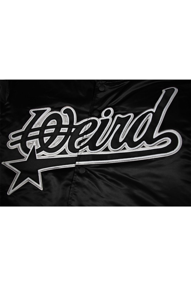 위얼드월드_90s 사틴 바시티 재킷_BLACK은 부드러운 촉감의 글로시한 사틴 소재로 제작되어 은은한 광택이 돋보이는 바시티 재킷입니다. 블랙 컬러에 웨이브 로고 자수와 등판의 숫자 18번, SEOUL CITY 그래픽 프린팅으로 스트릿 무드를 연출합니다. 봄, 가을 시즌에 적합하며, 레귤러핏으로 편안하게 착용할 수 있습니다. 집업 스타일로 간편하게 여밀 수 있으며, 일상 속에서 스포티하고 캐주얼한 스타일을 완성해 보세요. 공용으로 착용 가능하며, 개성 있는 스타일을 연출하기에 좋습니다.
