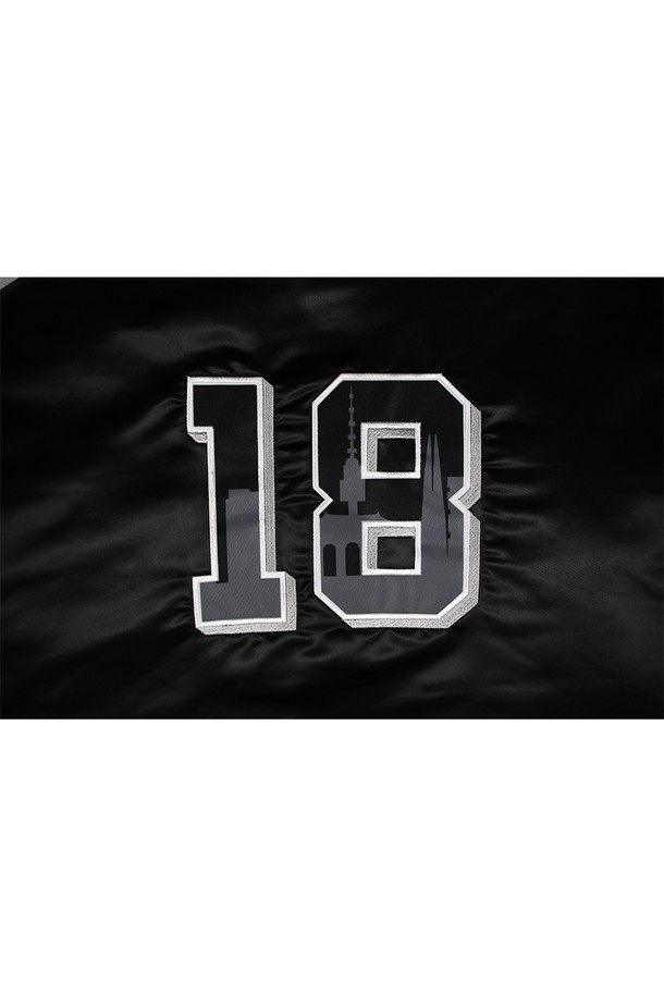 위얼드월드_90s 사틴 바시티 재킷_BLACK은 부드러운 촉감의 글로시한 사틴 소재로 제작되어 은은한 광택이 돋보이는 바시티 재킷입니다. 블랙 컬러에 웨이브 로고 자수와 등판의 숫자 18번, SEOUL CITY 그래픽 프린팅으로 스트릿 무드를 연출합니다. 봄, 가을 시즌에 적합하며, 레귤러핏으로 편안하게 착용할 수 있습니다. 집업 스타일로 간편하게 여밀 수 있으며, 일상 속에서 스포티하고 캐주얼한 스타일을 완성해 보세요. 공용으로 착용 가능하며, 개성 있는 스타일을 연출하기에 좋습니다.
