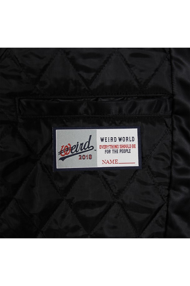 위얼드월드_90s 사틴 바시티 재킷_BLACK은 부드러운 촉감의 글로시한 사틴 소재로 제작되어 은은한 광택이 돋보이는 바시티 재킷입니다. 블랙 컬러에 웨이브 로고 자수와 등판의 숫자 18번, SEOUL CITY 그래픽 프린팅으로 스트릿 무드를 연출합니다. 봄, 가을 시즌에 적합하며, 레귤러핏으로 편안하게 착용할 수 있습니다. 집업 스타일로 간편하게 여밀 수 있으며, 일상 속에서 스포티하고 캐주얼한 스타일을 완성해 보세요. 공용으로 착용 가능하며, 개성 있는 스타일을 연출하기에 좋습니다.
