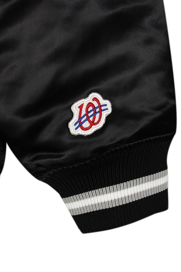 위얼드월드_90s 사틴 바시티 재킷_BLACK은 부드러운 촉감의 글로시한 사틴 소재로 제작되어 은은한 광택이 돋보이는 바시티 재킷입니다. 블랙 컬러에 웨이브 로고 자수와 등판의 숫자 18번, SEOUL CITY 그래픽 프린팅으로 스트릿 무드를 연출합니다. 봄, 가을 시즌에 적합하며, 레귤러핏으로 편안하게 착용할 수 있습니다. 집업 스타일로 간편하게 여밀 수 있으며, 일상 속에서 스포티하고 캐주얼한 스타일을 완성해 보세요. 공용으로 착용 가능하며, 개성 있는 스타일을 연출하기에 좋습니다.
