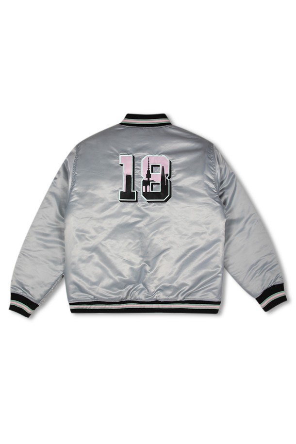 위얼드월드_90s 사틴 바시티 재킷_GREY (Weirdworld_90s Satin Varsity Jacket_GREY)는 90년대 레트로 감성을 담아낸 남녀 공용 바시티 재킷입니다. 그레이 컬러의 부드러운 폴리에스테르 새틴 소재로 제작되어 은은한 광택과 부드러운 촉감을 느낄 수 있습니다. 앞면의 웨이브 로고 자수와 뒷면 SEOUL CITY 그래픽, 넘버 18 디테일이 스트릿 무드를 더합니다. 레귤러핏으로 편안하게 착용 가능하며, 봄, 가을에 일상복으로 활용하기 좋습니다. 집업 스타일의 긴 소매 재킷입니다.
