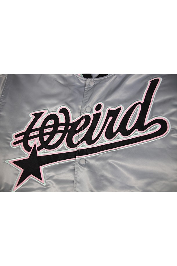 위얼드월드_90s 사틴 바시티 재킷_GREY (Weirdworld_90s Satin Varsity Jacket_GREY)는 90년대 레트로 감성을 담아낸 남녀 공용 바시티 재킷입니다. 그레이 컬러의 부드러운 폴리에스테르 새틴 소재로 제작되어 은은한 광택과 부드러운 촉감을 느낄 수 있습니다. 앞면의 웨이브 로고 자수와 뒷면 SEOUL CITY 그래픽, 넘버 18 디테일이 스트릿 무드를 더합니다. 레귤러핏으로 편안하게 착용 가능하며, 봄, 가을에 일상복으로 활용하기 좋습니다. 집업 스타일의 긴 소매 재킷입니다.
