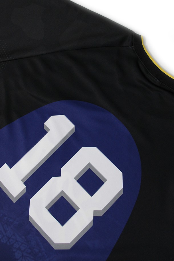 위얼드월드 챔피언스 리그 스타디움 싸커 저지 BLACK은 남성용 축구 유니폼입니다. 블랙과 블루 컬러로 출시되었으며, 스포츠 활동에 적합하도록 흡습 및 통기 기능을 갖춘 폴리에스테르 소재로 제작되었습니다. 봄, 여름 시즌에 착용하기 좋으며, 레귤러 핏과 라운드넥 디자인에 카모, 도트, 프린트 패턴의 그래픽 디자인 포인트를 더해 스포티한 스타일을 연출합니다.
