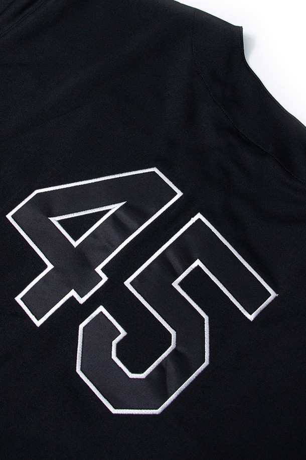 위얼드월드 Chicago 94 베이스볼 져지_BLACK은 MLB 스타일을 재현한 남성용 베이스볼 져지입니다. 등번호 45 프린팅과 앞뒤 자수 디테일, 스트라이프 디테일이 스포티한 무드를 더하며, 폴리에스테르 소재의 레귤러핏 반소매 져지로 여름철 스포츠 활동 및 일상복으로 활용하기 좋습니다. 얇은 두께와 라운드넥 디자인으로 편안한 착용감을 제공하며, 블랙 컬러와 카모 패턴 무늬가 세련된 스타일을 연출합니다.
