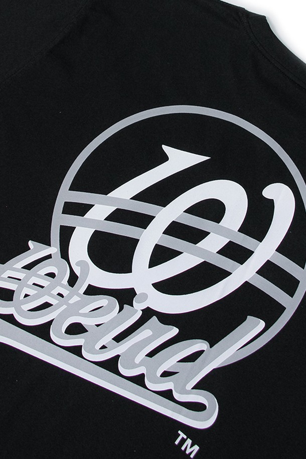 위얼드월드_BASIC 써클로고 티셔츠_BLACK은 고밀도 CP 싱글 원단으로 제작되어 뛰어난 착용감을 제공합니다. 앞면에는 베이직 써클 로고 아트워크, 뒷면에는 웨이브 로고 아트워크가 러버 프린팅 기법으로 표현되어 독특한 디자인을 완성합니다. 렌타 및 텀블 가공을 통해 형태 안정성을 높여 변형 없이 오랫동안 착용할 수 있는 데일리 티셔츠입니다.
