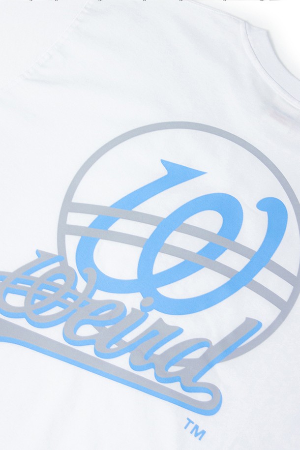 위얼드월드 BASIC 써클로고 티셔츠_WHITE는 고밀도 CP싱글 원단을 사용하여 부드러운 착용감을 선사하며, 테트론 텀블 가공으로 변형을 최소화했습니다. 앞면 써클 로고와 뒷면 웨이브 로고 아트워크, 러버 프린팅 기법으로 독특한 디자인을 완성한 베이직 스타일의 반소매 티셔츠입니다. 봄, 여름 시즌 일상복으로 활용하기 좋은 공용 제품입니다.
