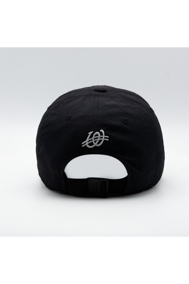 위얼드월드_THE WEIRD HOMIES (위얼드 월드 더 위어드 호미즈) 나일론 캡은 깊고 넉넉한 둘레로 얼굴을 작아 보이게 하는 효과를 선사합니다. 립스탑 원단을 사용하여 내구성이 뛰어나며, 하이덴시티 두께감으로 형태가 잘 유지됩니다. 블랙 컬러에 3D 자수 로고 디자인으로 캐주얼, 미니멀, 스트리트 스타일을 연출하기 좋습니다. 일상, 동네 마실, 산책 등 다양한 TPO에 활용 가능하며 편안한 착용감을 제공합니다. 사계절 내내 활용 가능한 나일론 소재의 캡모자입니다.
