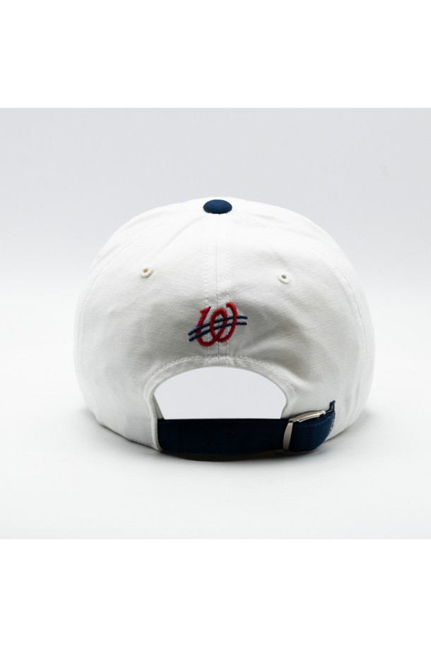 1994년 USA 볼캡, 위얼드월드 로고 자수가 돋보이는 볼캡입니다. 남녀 모두 착용 가능하며, 깊은 모자 깊이와 넉넉한 둘레감으로 편안한 착용감을 제공합니다. 봄, 여름, 가을 계절에 어울리는 화이트, 네이비 컬러로 출시되었으며, 헤리티지 감성과 스트릿 스타일을 동시에 즐길 수 있습니다.
