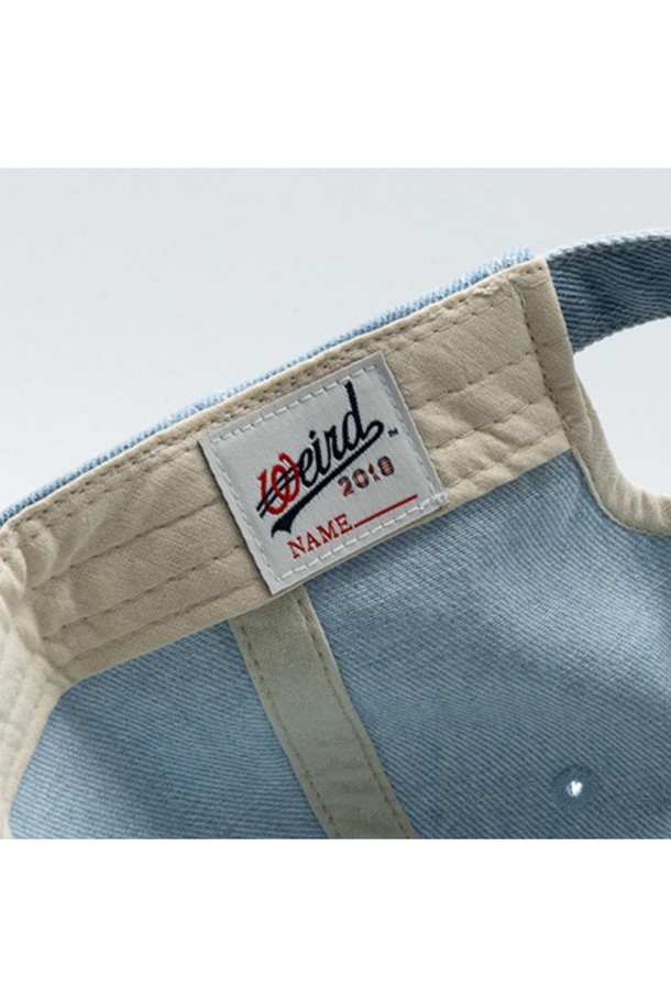 위얼드월드_LOVE 로고 데님 볼캡은 면 소재로 제작되어 부드럽고 편안한 착용감을 선사합니다. 깊은 모자 깊이와 일반 챙 넓이, 볼형 실루엣으로 안정적인 핏을 제공하며, 전면에 LOVE 로고 자수 디테일이 돋보입니다. 스트릿 무드를 연출하기 좋은 프리사이즈 데님 볼캡으로, 봄, 여름, 가을 계절에 쾌적하게 착용할 수 있습니다.
