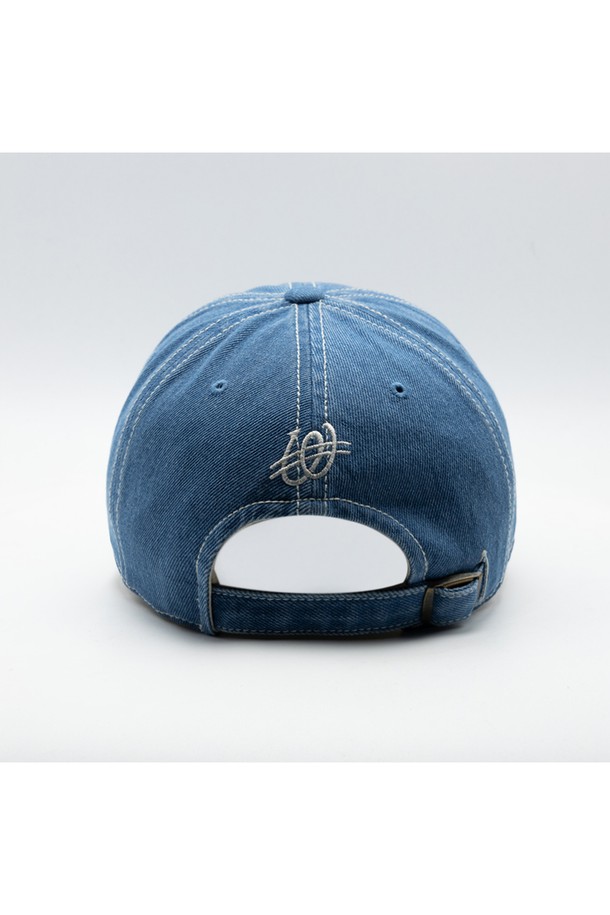 위얼드월드 웨이브 로고 데님 볼캡은 남녀 모두 착용 가능한, 봄, 여름, 가을 시즌에 어울리는 볼캡입니다. 넉넉한 깊이감으로 편안한 착용감을 제공하며, 얼굴이 큰 남성분부터 작은 여성분까지 모두 만족할 수 있는 디자인입니다. 3D 웨이브 로고와 위싱 워시 디테일이 돋보이는 데님블루 컬러의 면 소재 모자로, 데일리룩에 포인트를 더해보세요.
