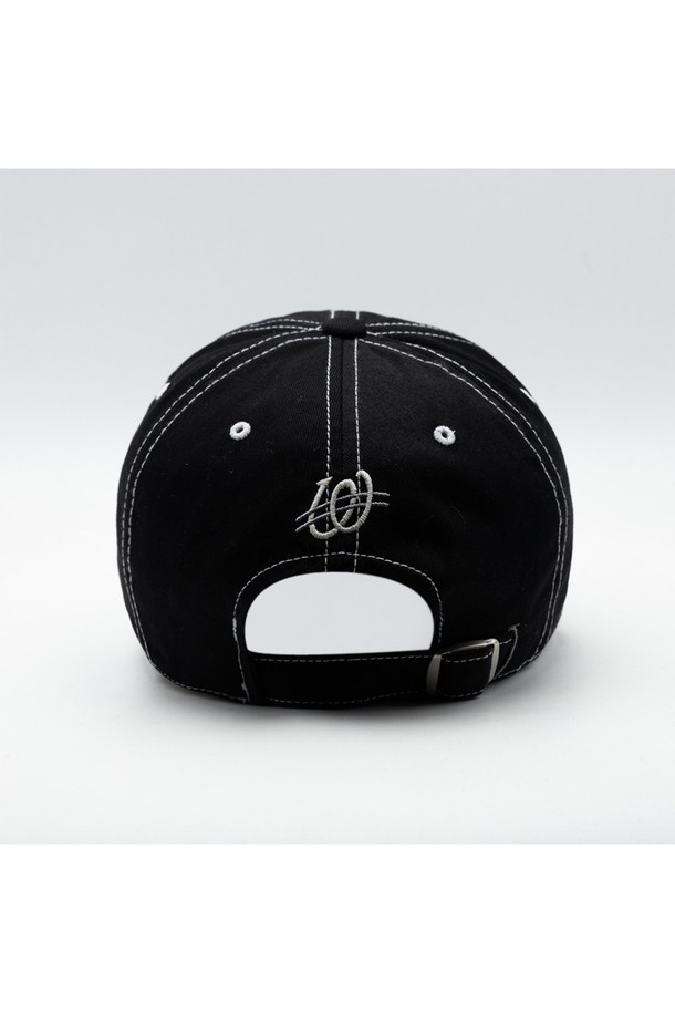 위얼드월드_서클로고 와펜 볼캡은 웨이브 로고를 와펜 그래픽으로 재해석하여 스트릿 무드를 연출하는 볼캡입니다. 면 소재로 제작되어 편안한 착용감을 제공하며, 넉넉한 깊이감으로 얼굴이 작아 보이는 효과를 줍니다. 블랙 컬러에 배색 스티치 디테일이 돋보이며, 캐주얼, 스트리트, 미니멀 스타일 모두 소화 가능합니다. 가벼운 산책이나 동네 마실룩에 포인트 아이템으로 활용하기 좋습니다.
