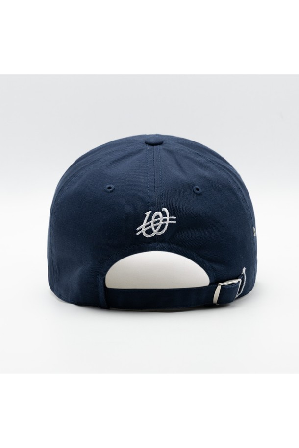 위얼드월드_월드시리즈 멀티로고 볼캡은 네이비 컬러에 다양한 로고와 패치 자수가 돋보이는 볼캡입니다. 봄, 여름, 가을 모든 계절에 착용하기 좋으며 깊은 모자 깊이와 넉넉한 둘레감으로 편안한 착용감을 선사합니다. 조절 가능한 사이즈로 얼굴이 작아 보이는 효과를 주어 스타일리시하게 연출할 수 있습니다.
