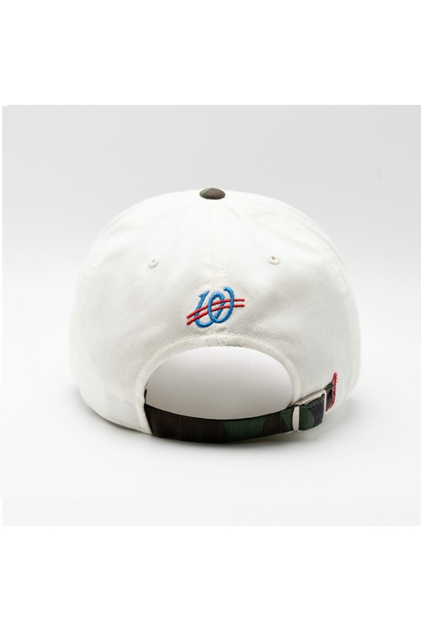 위얼드월드_바스켓볼 카모 배색 볼캡은 깊은 모자 깊이와 7.5cm의 챙 넓이로 얼굴을 작아 보이게 연출하며, 면과 폴리에스테르 혼방 소재로 편안한 착용감을 선사합니다. 화이트와 카모 컬러 배색에 빈티지 무드를 더하고, 웨이브 로고와 농구 맥스 아트워크 디자인으로 스트릿웨어 및 캐주얼 스타일을 완성합니다. 사이즈 조절 기능으로 누구나 편안하게 착용 가능하며, 봄, 여름, 가을 시즌에 활용하기 좋습니다.
