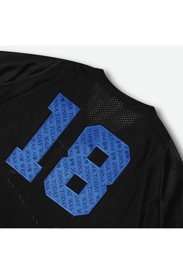 베이스크림 X 위얼드월드 풋볼 저지는 블랙 컬러의 반소매 풋볼 저지로, SYNO 캐릭터 그래픽과 등판 18번 디자인이 특징입니다. 폴리에스테르 소재의 레귤러핏 라운드넥 상의로, 스포티, 캐주얼, 스트리트 스타일을 연출하기에 적합합니다. 피트니스룩, 여행룩 등 다양한 TPO에 활용 가능하며, 베이스크림과 위얼드월드의 콜라보레이션을 통해 제작되었습니다.
