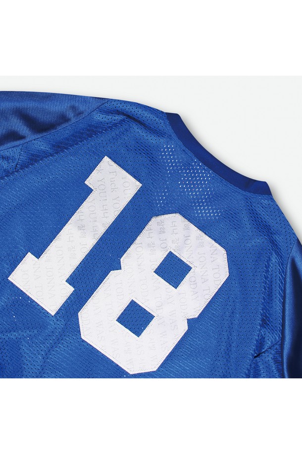 베이스크림 X 위얼드월드 풋볼 저지는 스포츠 활동과 일상에서 모두 활용 가능한 반소매 풋볼 저지입니다. 블루 컬러에 캐릭터 및 로고 패턴이 돋보이며, 등번호 18번 디자인으로 포인트를 더했습니다. 폴리에스테르 소재로 제작되어 편안한 착용감을 제공하며, 스포티, 캐주얼, 스트리트 스타일을 연출하기에 좋습니다.
