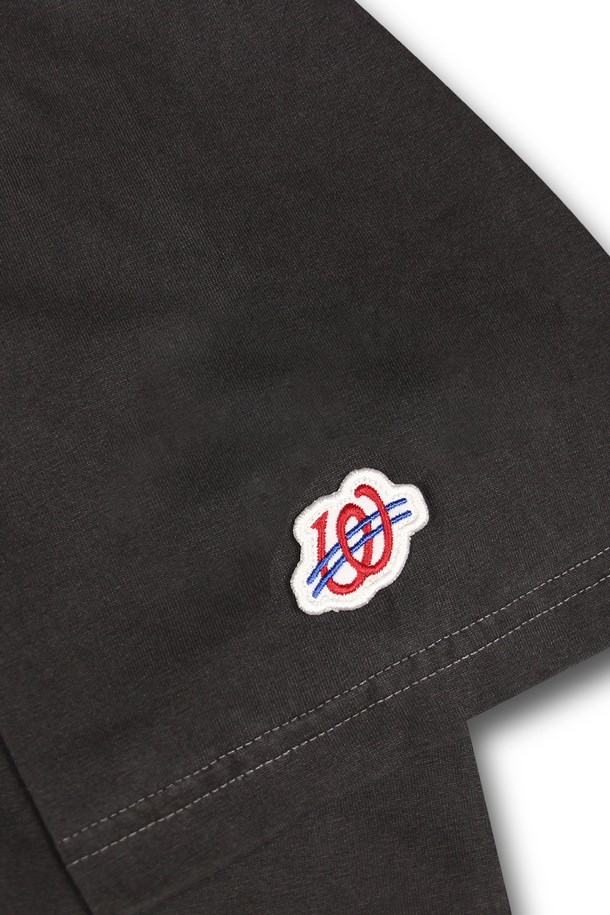 위얼드월드_바스켓볼 피그먼트 티셔츠_GREY는 면과 폴리에스테르 혼방의 고밀도 CP 원단을 사용하여 제작된 오버핏 티셔츠입니다. 피그먼트 워싱 가공과 테트론 텀블 가공을 거쳐 빈티지한 그레이 컬러감을 살렸으며, DTP 프린팅으로 농구 관련 로고/프린트 무늬를 표현했습니다. 봄, 여름, 가을에 일상 또는 스트릿 스타일로 편안하게 착용할 수 있습니다.
