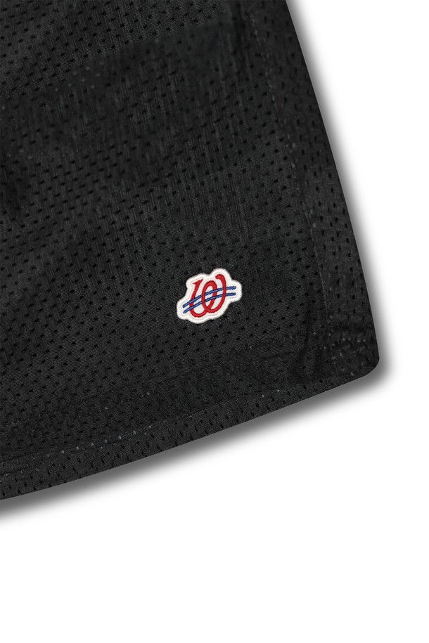 위얼드월드_웨이브로고 카모 매쉬 바스켓볼 팬츠_BLACK은 농구, 스트릿웨어 스타일을 위한 프리미엄 스트릿웨어입니다. 블랙 컬러의 폴리에스테르 소재로 제작되었으며, 메쉬 소재를 사용하여 통기성이 우수합니다. 웨이브 로고 그래픽과 카모 패턴의 조화가 돋보이는 심플 실루엣의 농구 팬츠입니다.
