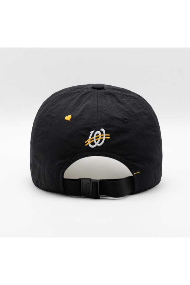 위얼드월드(WEIRDWORLD) _JONNA WEIRD 나일론 볼캡은 깊은 모자 깊이와 7.5cm 챙 넓이로 디자인되어, 남녀 모두 스포티하고 스트릿한 스타일을 연출할 수 있습니다. 하이덴시티 나일론 립스탑 원단을 사용하여 내구성을 높였으며, 스포티한 촉감과 블랙 컬러가 어우러져 일상 및 스트릿 패션에 활용하기 좋습니다. 하트 자수 패턴으로 포인트를 더했으며, 조절 가능한 사이즈로 편안한 착용감을 제공합니다. 봄, 여름, 가을 시즌에 프리미엄 스트릿웨어 스타일을 완성해보세요.
