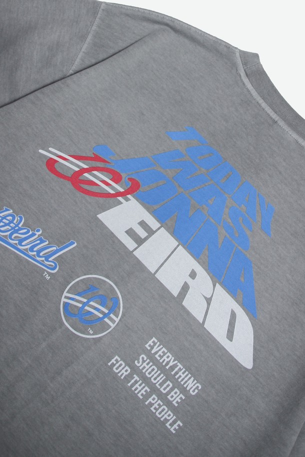 JONNA WEIRD(존나 위어드) 피그먼트 포토 티셔츠_LIGHT GREY는 캐주얼, 미니멀, 레트로 스타일을 즐기는 분들을 위한 상의입니다. 라이트 그레이 컬러의 라운드넥 반소매 티셔츠로, 봄, 여름 시즌에 시원하게 착용하기 좋습니다. 면과 폴리에스테르 혼방 소재로 제작되어 편안한 착용감을 선사하며, 피그먼트 워싱 가공과 DTP 프린팅 기법으로 앞뒤 아트워크 및 빈티지 컬러 효과를 더했습니다. 동네 마실룩, 카페룩 등 편안한 일상에 잘 어울리는 아이템입니다.
