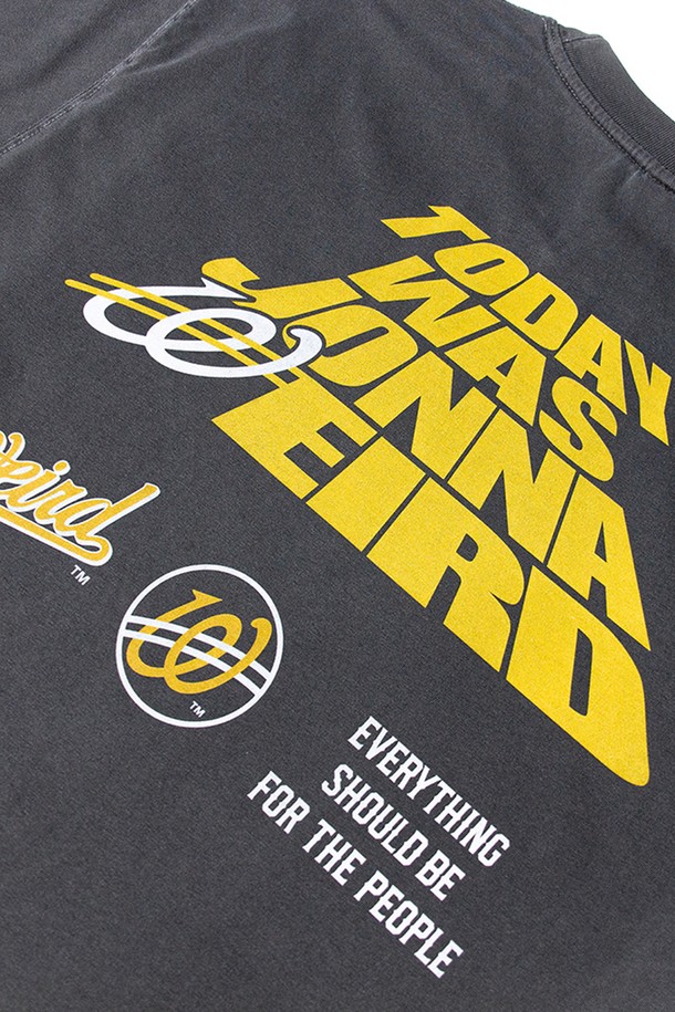 JONNA WEIRD (존나 위어드) 피그먼트 포토 티셔츠_GREY는 캐주얼하고 미니멀한 스타일을 추구하는 분들을 위한 티셔츠입니다. 부드러운 면과 폴리에스테르 혼방 소재로 제작되어 봄, 여름 시즌에 편안하게 착용할 수 있습니다. 라운드넥 디자인에 레귤러 기장으로 제작되었으며, 피그먼트 워싱 처리된 그레이 컬러가 빈티지한 느낌을 더합니다. 동네 마실룩이나 산책룩으로 활용하기 좋으며, 프린트 및 로고 디자인이 돋보이는 아이템입니다. 반소매 디자인으로 시원하게 착용 가능합니다.
