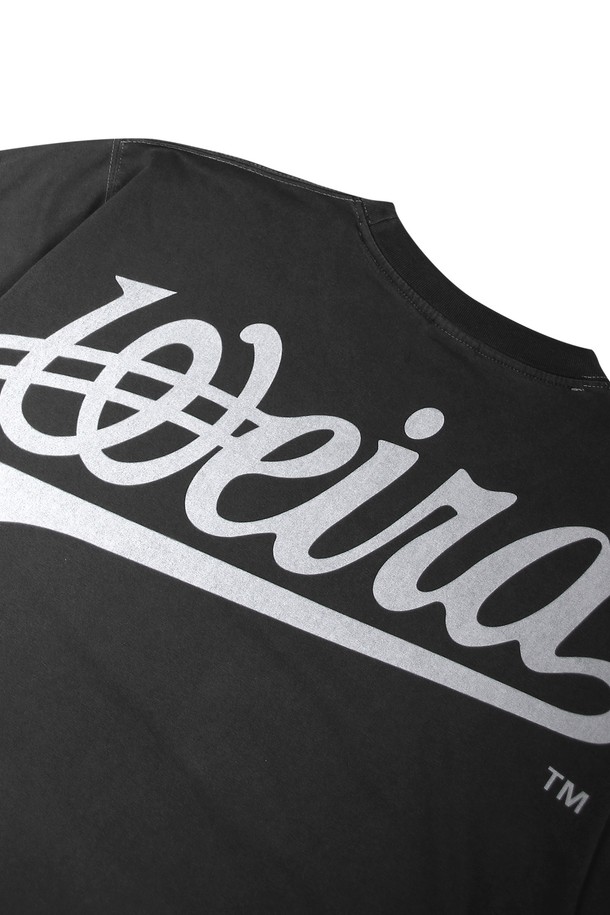 오버 프린트 피그먼트 티셔츠_GREY는 스트릿, 캐주얼, 고프코어 스타일을 아우르는 매력적인 티셔츠입니다. 피그먼트 가먼트 다잉 워싱으로 빈티지한 GREY 컬러감을 살렸으며, DTP 프린팅 기법을 사용하여 디자인의 완성도를 높였습니다. 면과 폴리에스테르 혼방의 두꺼운 소재로 제작되어, 렌타 텀블 가공을 통해 수축을 방지했습니다. 반소매 디자인으로 동네 마실룩, 여행룩, 캠핑룩 등 다양한 TPO에 활용하기 좋습니다. 로고와 그라데이션 패턴이 돋보이는 이 티셔츠는 당신의 스트릿 패션을 더욱 돋보이게 해줄 것입니다.
