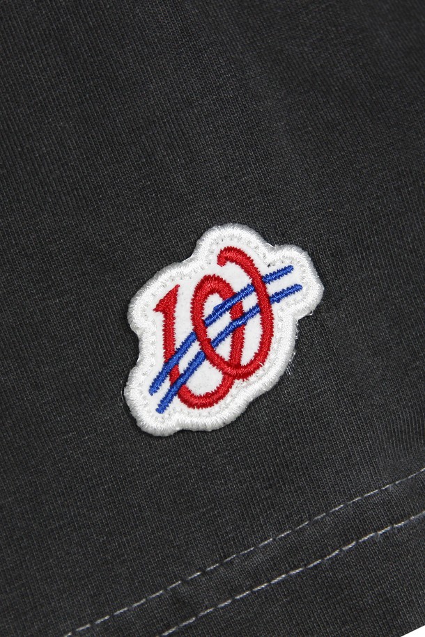 1996 드림팀 피그먼트 티셔츠는 봄, 여름 시즌에 어울리는 공용 티셔츠입니다. 블랙 컬러에 레귤러핏으로 제작되었으며, 부드러운 촉감의 면, 폴리에스테르 혼방 소재를 사용하여 편안한 착용감을 선사합니다. 빈티지한 느낌을 주는 피그먼트 가먼트 다잉 처리와 USA 로고 프린트, DTP 프린팅 기법이 돋보이며, 수축 방지 이중 가공으로 변형 없이 오랫동안 즐겨 입을 수 있습니다. 스포티, 스트릿, 캐주얼 스타일을 연출하기 좋으며, 동네 마실룩이나 여행룩에 활용하기 좋습니다. 라운드넥 반소매 디자인으로, 다양한 하의와 쉽게 매치하여 개성 있는 스타일을 완성해보세요.
