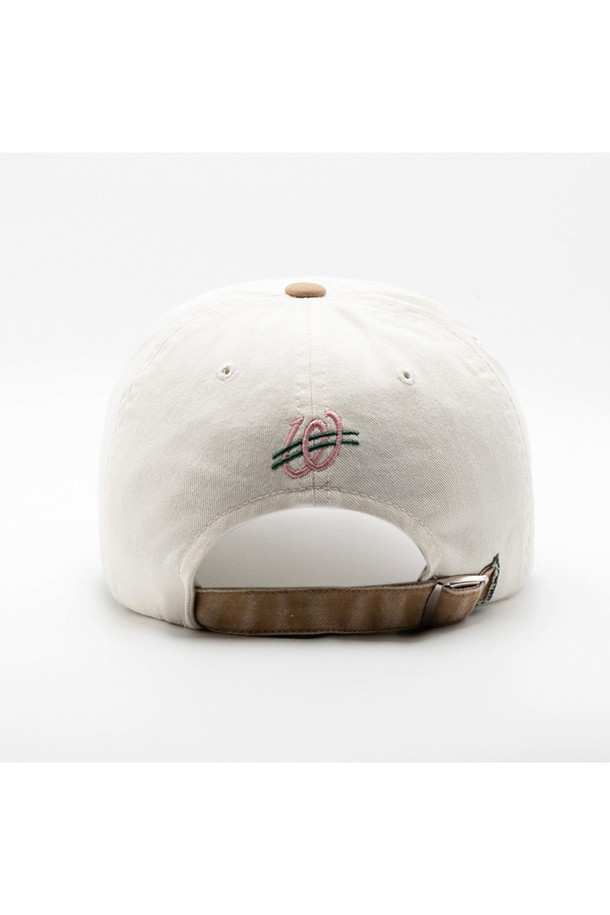 바스켓볼 피그먼트 배색 볼캡은 깊은 모자 깊이와 부드러운 촉감으로 편안한 착용감을 선사합니다. 면 소재로 제작되어 봄, 여름, 가을 시즌에 활용하기 좋으며, 일상 및 산책룩에 잘 어울립니다. 빈티지 효과를 더하는 피그먼트 워싱과 배색 디자인이 돋보이며, 얼굴 소멸 효과와 남녀 모두 착용 가능한 디자인으로 실용성을 높였습니다. 캐주얼, 미니멀, 스트리트 스타일을 즐겨 입는 분들께 추천합니다. 사이즈 조절이 가능하여 누구나 편안하게 착용할 수 있습니다.
