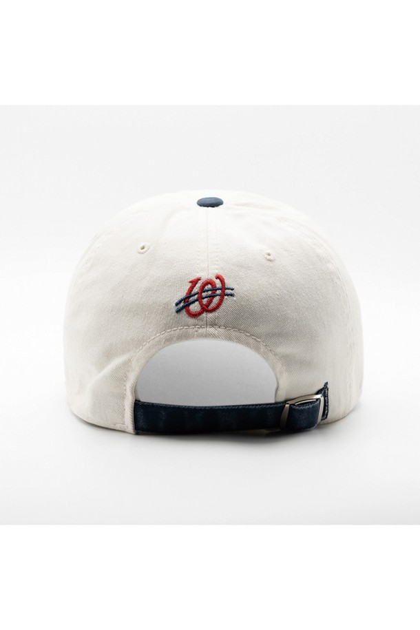 1996 USA 올림픽 피그먼트 배색 볼캡입니다. 부드러운 면 소재로 제작되어 편안한 착용감을 선사하며, 깊은 모자 깊이와 일반 챙 넓이로 안정적인 핏을 제공합니다. 화이트와 블루 컬러 배색이 돋보이며, 빈티지한 컬러감과 올림픽, 하트 로고 프린트가 디자인 포인트입니다. 사이즈 조절이 가능하며, 피그먼트 워싱 처리로 자연스러운 멋을 더했습니다. 캐주얼, 미니멀, 스포티 스타일은 물론 여행룩에도 잘 어울려 얼굴이 작아 보이는 효과를 줍니다.
