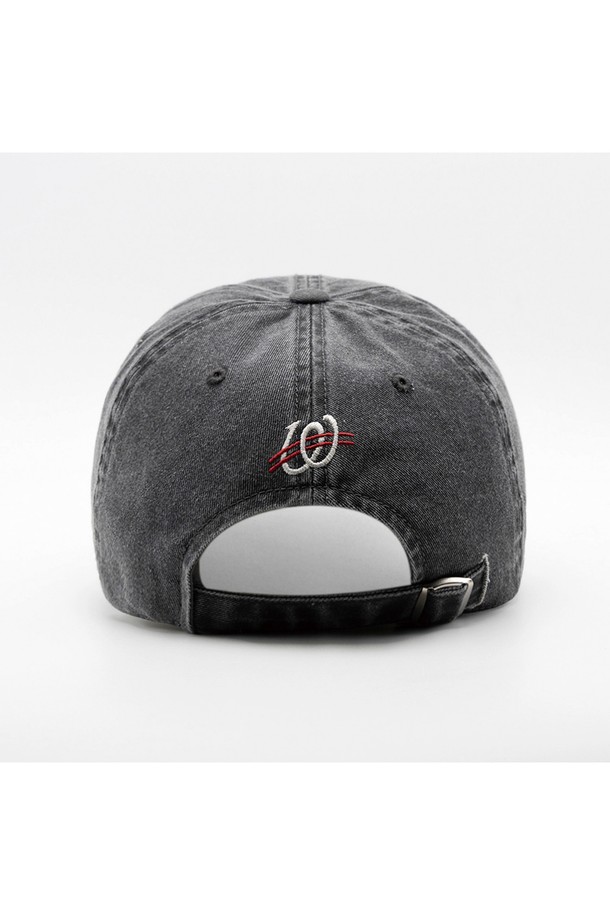 빈티지한 컬러감이 돋보이는 서클로고 와펜 피그먼트 볼캡입니다. 피그먼트 워싱 처리로 자연스러운 멋을 더했으며, 면 소재로 제작되어 부드러운 촉감과 편안한 착용감을 선사합니다. 챙 넓이 17.5cm, 모자 깊이 21cm로 얼굴이 작아 보이는 효과를 줍니다. 캐주얼, 미니멀, 스트리트 스타일 어디에도 잘 어울리며, 동네 마실, 산책, 여행 시 편안하게 착용하기 좋습니다. 로고 와펜 디자인으로 포인트를 더한 데일리 볼캡입니다.
