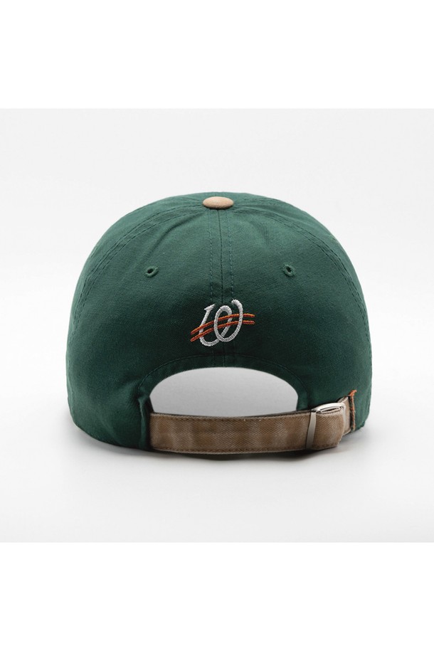 서울 씨티 로고 배색 볼캡은 깊은 모자 깊이와 넓은 챙으로 제작되어 스타일과 실용성을 모두 갖춘 모자입니다. 그린, 베이지 컬러로 출시되었으며, 면 소재로 제작되어 편안한 착용감을 선사합니다. 서울 씨티 로고와 배색 디자인이 특징이며, 스트릿 무드를 연출하기 좋습니다. 사이즈 조절이 가능하여 얼굴이 작아 보이는 효과를 주며, 캐주얼, 스트리트, 미니멀 스타일을 즐겨 입는 분들께 추천합니다. 산책룩, 여행룩 등 다양한 TPO에 활용할 수 있습니다.
