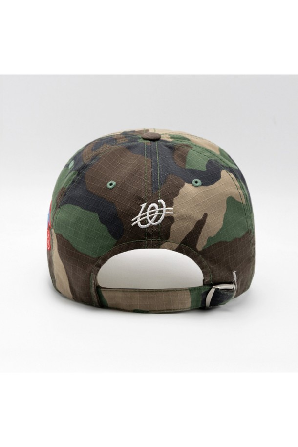 베이직 로고 우드랜드 카모 볼캡은 캐주얼 및 스트리트 스타일을 모두 아우르는 모자입니다. 깊은 모자 깊이와 챙 넓이 7.5cm로 제작되었으며, 면과 폴리에스테르 혼방 소재로 사계절 내내 착용하기 좋습니다. 우드랜드 카모 패턴과 사이드 패치 자수 디테일이 특징이며, 남녀 모두 착용 가능한 공용 제품입니다. 사이즈 조절 기능이 있어 편안하게 착용할 수 있으며, 얼굴이 작아 보이는 효과를 선사합니다.
