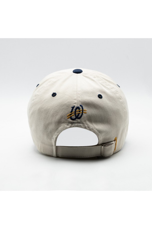 위얼드월드_서클로고 와펜 볼캡은 남녀 모두 착용 가능한 모자로, 일상, 산책, 여행 등 다양한 상황에서 활용하기 좋습니다. 면 소재로 제작되어 편안한 착용감을 제공하며, 깊은 모자 깊이로 얼굴이 작아 보이는 효과를 줍니다. 넉넉한 둘레는 안정적인 핏을 선사하며, 와펜 디자인과 로고 무늬가 돋보입니다. 캐주얼, 미니멀, 스트리트 스타일을 즐겨 입는 분들께 추천하는 아이템입니다.
