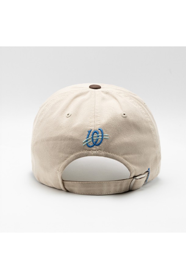 위얼드월드_서클로고 와펜 볼캡은 면 소재로 제작되어 편안한 착용감을 선사합니다. 깊은 모자 깊이와 7.5cm의 챙 넓이로 얼굴을 작아 보이게 해주는 효과를 줍니다. 넉넉한 둘레와 조절 가능한 사이즈(50-65cm)로 누구나 편안하게 착용할 수 있으며, 와펜과 로고 디자인이 돋보입니다. 캐주얼, 스트리트, 미니멀 스타일 모두 소화 가능하며, 동네 마실룩이나 산책룩에 잘 어울립니다. 봄, 여름, 가을 시즌에 활용하기 좋은 데일리 볼캡입니다.
