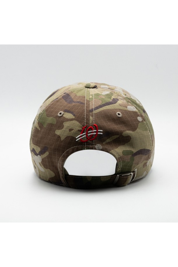 위얼드월드(Weird World)_올림픽 카모 볼캡은 남녀 모두 착용 가능한 볼캡입니다. 면과 폴리에스테르 혼방 소재로 제작되어 부드러운 촉감을 선사하며, 봄, 여름, 가을 계절에 착용하기 좋습니다. 깊은 모자 깊이와 넉넉한 둘레로 편안한 착용감을 제공하며, 카모 패턴과 로고 자수 디자인이 특징입니다. 캐주얼 및 스트릿 스타일 연출에 적합하며, 페이스 슬리밍 효과를 기대할 수 있습니다.
