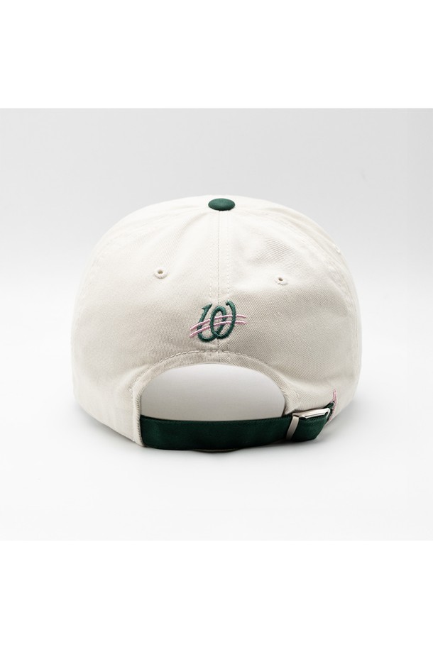 위얼드월드_하트와펜 배색 볼캡은 캐주얼하고 미니멀한 스타일을 추구하는 분들을 위한 모자입니다. 깊은 모자 깊이와 일반 챙 넓이로 제작되어 편안한 착용감을 제공하며, 얼굴이 작아 보이는 효과를 줍니다. 면 소재로 제작되어 봄, 여름, 가을 계절에 착용하기 좋으며, 화이트와 그린 컬러로 출시되어 다양한 스타일에 매치하기 용이합니다. 로고와 하트 패턴 와펜, 배색 디자인이 돋보이며, 사이즈 조절이 가능하여 누구나 편안하게 착용할 수 있습니다. 일상생활과 캐주얼한 코디에 포인트를 더해보세요.
