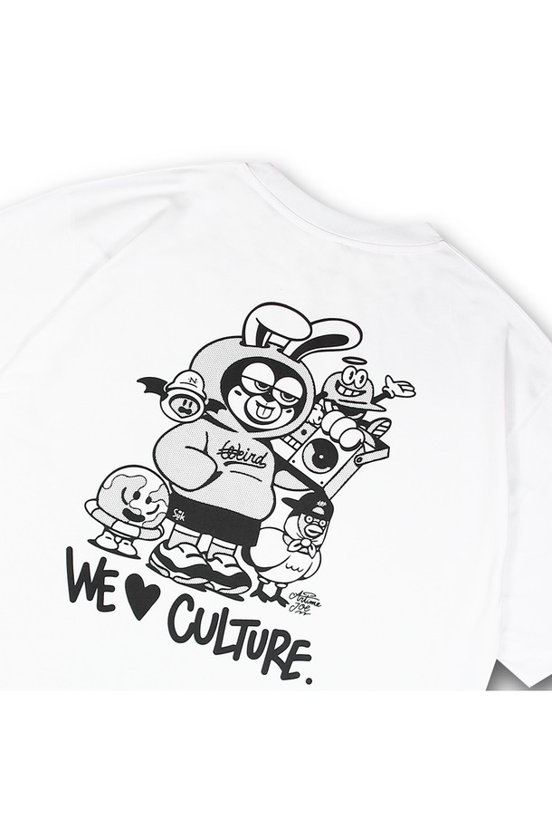 위얼드월드(WEIRDWORLD)와 아티미조(ARTIMEJOE)의 콜라보레이션 티셔츠입니다. 부드러운 면 소재로 제작되어 편안한 착용감을 제공하며, 봄, 여름 시즌에 적합합니다. 레귤러 핏에 라운드넥 디자인으로, 캐주얼 및 스트릿 스타일을 연출하기 좋습니다. 전면에 위얼드월드 로고와 아티미조의 프린트가 돋보이며, 화이트 컬러로 다양한 스타일에 매치하기 용이합니다. 일상복으로 활용하기 좋은 반소매 티셔츠입니다.
