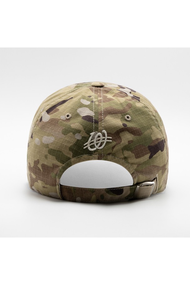 위얼드월드 본투비 카모 볼캡은 베이지와 카키 두 가지 색상으로 출시되어, 봄, 여름, 가을 계절에 활용하기 좋은 볼캡입니다. 면 소재로 제작되어 부드러운 촉감을 자랑하며, 일반적인 모자 깊이와 챙 넓이로 편안한 착용감을 선사합니다. 밀리터리 스타일을 연상시키는 카모 패턴과 자수, 로고 디자인이 돋보이며, 조절 가능한 스트랩으로 핏을 조절할 수 있습니다. 캐주얼, 미니멀, 스트리트 스타일을 즐기는 분들께 여행룩이나 캠핑룩에 포인트 아이템으로 추천합니다.
