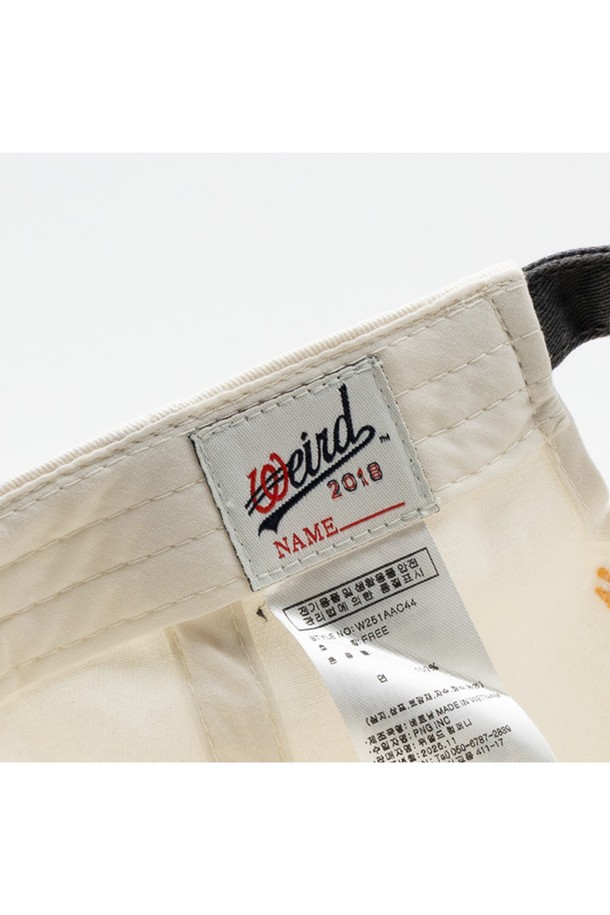 위얼드월드 서클 로고 와펜 피그먼트 배색 볼캡입니다. 부드러운 면 소재로 제작되어 편안한 착용감을 선사하며, 봄, 여름, 가을 3계절 모두 활용 가능합니다. 캐주얼, 미니멀 스타일 연출에 적합하며, 일반적인 모자 깊이와 챙 넓이로 제작되었습니다. 화이트, 그레이 두 가지 색상으로 출시되었으며, 피그먼트 워싱 기법으로 빈티지한 멋을 더했습니다. 전면에 위얼드월드 서클 로고 와펜이 포인트로 디자인되어 개성 있는 스타일을 완성합니다.
