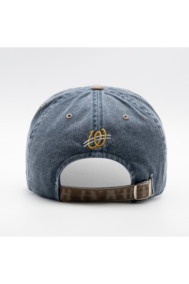 위얼드월드 아크로고 피그먼트 배색 볼캡은 캐주얼, 미니멀, 클래식 스타일을 즐기는 분들을 위한 모자입니다. 부드러운 면 소재로 제작되어 편안한 착용감을 선사하며, 봄, 여름, 가을 계절에 활용하기 좋습니다. 네이비와 베이지 두 가지 색상으로 출시되었으며, 일상복이나 산책, 여행 시에도 멋스럽게 연출할 수 있습니다. 자수와 배색 디테일이 돋보이며, 피그먼트 워싱 처리로 빈티지한 매력을 더했습니다. 일반적인 모자 깊이와 챙 넓이로 제작되어 누구나 부담 없이 착용할 수 있습니다.
