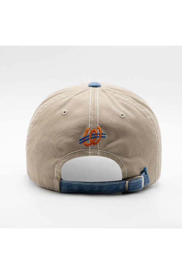 위얼드월드 써클 타워 피그먼트 배색 볼캡은 캐주얼, 미니멀, 시티보이 스타일을 즐기는 분들을 위한 아이템입니다. 봄, 여름, 가을 계절에 착용하기 좋으며, 면 소재로 제작되어 부드러운 촉감을 선사합니다. 베이지와 블루 두 가지 색상으로, 배색 디자인과 로고 패턴이 돋보입니다. 일반적인 모자 깊이와 챙 넓이, 피그먼트 워싱 처리로 자연스러운 멋을 더했습니다. 산책룩, 여행룩 등 다양한 TPO에 활용하여 스타일리시한 연출을 완성해보세요.
