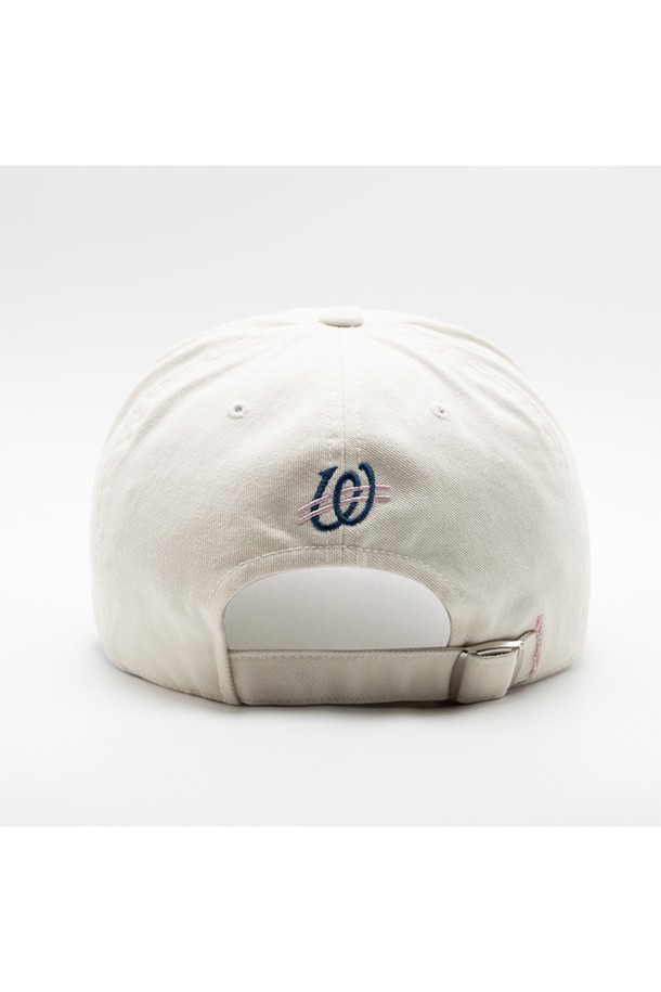 위얼드월드 서클로고와펜 데저트 카모 볼캡은 베이지와 카키 두 가지 색상으로 출시되어 캐주얼, 미니멀, 스트리트 스타일을 즐기는 분들께 적합합니다. 봄, 여름, 가을 계절에 착용하기 좋으며, 면 소재로 제작되어 부드러운 촉감을 선사합니다. 일반적인 모자 깊이와 챙 넓이로 편안한 착용감을 제공하며, 카모 패턴과 로고 와펜 디자인이 돋보입니다. 조절 가능한 스트랩이 있어 머리 사이즈에 맞춰 편리하게 사용할 수 있으며, 여행룩, 캠핑룩 등 다양한 TPO에 활용 가능합니다.
