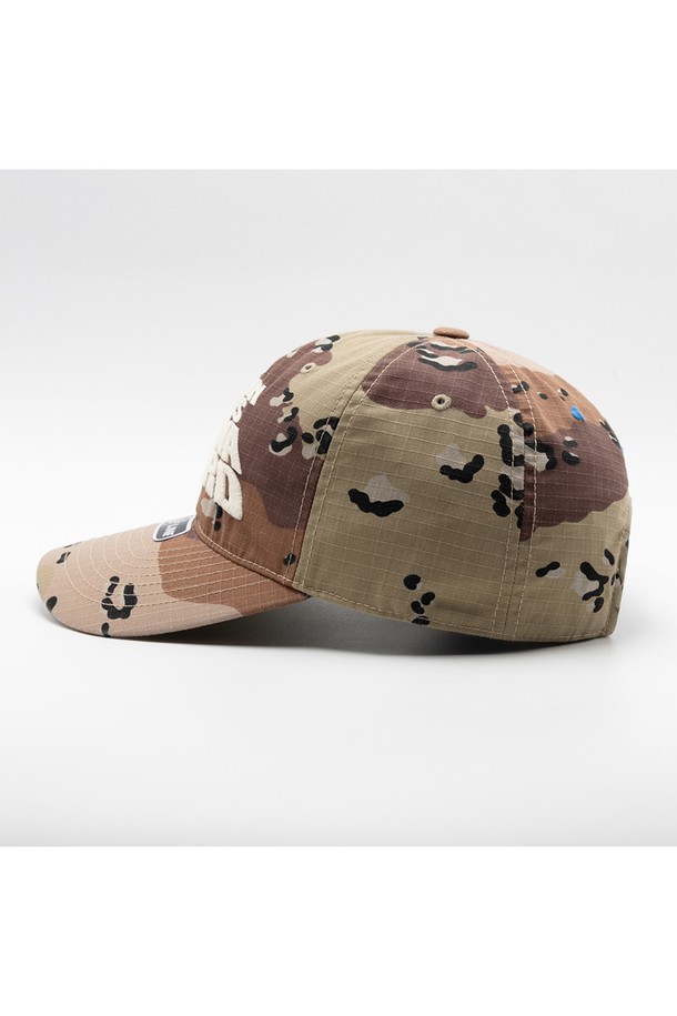 위얼드월드(WEIRDWORLD) JONNA WEIRD(존나 위어드) 데저트 카모 볼캡은 베이지와 브라운 컬러의 면 소재 볼캡입니다. 일상, 여행, 산책 등 다양한 상황에 활용하기 좋으며, 봄, 여름, 가을 계절에 착용하기 적합합니다. 유행을 타지 않는 카모 패턴과 조절 가능한 스트랩, 부드러운 촉감으로 편안한 착용감을 제공합니다. 캐주얼, 미니멀, 시티보이 스타일을 즐기는 분들께 추천하는 아이템으로, 로고 디자인이 돋보입니다.
