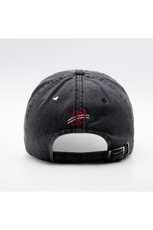 위얼드월드 JONNA WEIRD(존나 위어드) 데님 볼캡입니다. 블랙 컬러의 데님 소재로 제작되어 캐주얼, 미니멀, 스트리트 스타일을 연출하기 좋습니다. 워싱 처리된 뻣뻣한 촉감의 데님 소재와 로고 자수 디테일이 특징이며, 여행룩과 캠핑룩에 잘 어울립니다. 봄, 여름, 가을, 계절에 착용하기 좋으며, 일반적인 모자 깊이와 챙 넓이로 디자인되었습니다. 데님 특유의 자연스러운 질감과 로고 패턴이 돋보이는 볼캡입니다.
