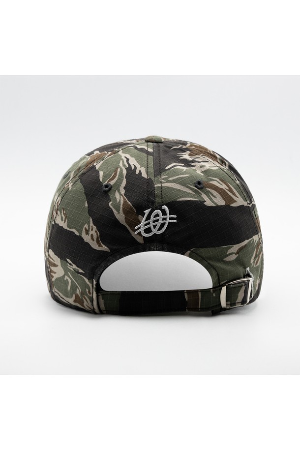 위얼드월드 하트 올림픽 타이거카모 볼캡은 남녀 공용으로 착용 가능한 볼캡입니다. 봄, 여름, 가을 계절에 어울리며, 면 소재로 제작되어 편안한 착용감을 제공합니다. 카모 패턴과 자수, 로고 디자인이 돋보이며, 하트 올림픽 디자인으로 포인트를 더했습니다. 일상, 여행룩, 캠핑룩 등 다양한 TPO에 캐주얼, 스트리트, 고프코어 스타일을 연출하기 좋습니다.
