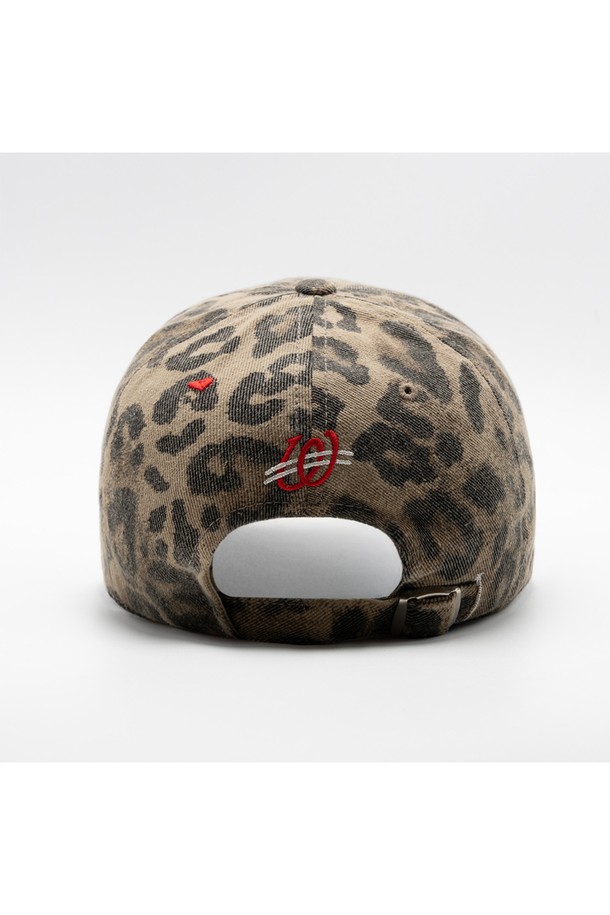 위얼드월드 레오파드 하트 로고 볼캡은 브라운과 블랙 두 가지 색상으로 출시되어 캐주얼, 미니멀, 스트리트 스타일을 즐기는 분들께 적합합니다. 면 소재로 제작되어 부드러운 촉감을 선사하며, 봄, 여름, 가을 계절에 착용하기 좋습니다. 레오파드 패턴과 하트 로고 디자인이 돋보이며, 일상, 여행, 산책 등 다양한 TPO에 활용할 수 있습니다. 모자 깊이는 일반적이며, 조절 가능한 스트랩으로 편안하게 착용할 수 있습니다. 개성 있는 스타일을 연출하고 싶은 분들께 추천합니다.
