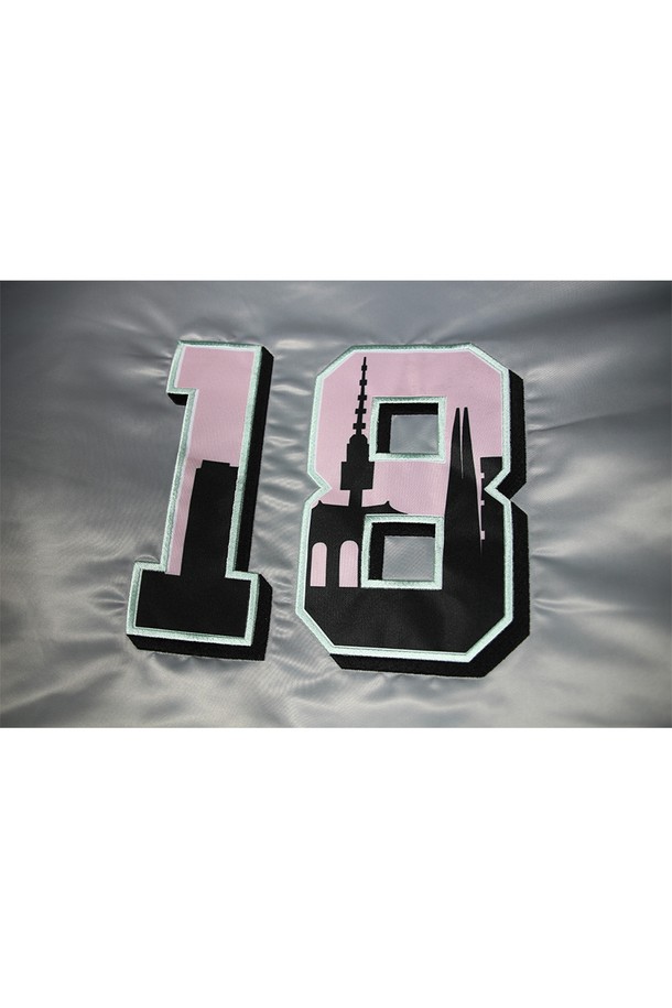 위얼드월드_90s 사틴 바시티 재킷_GREY (Weirdworld_90s Satin Varsity Jacket_GREY)는 90년대 레트로 감성을 담아낸 남녀 공용 바시티 재킷입니다. 그레이 컬러의 부드러운 폴리에스테르 새틴 소재로 제작되어 은은한 광택과 부드러운 촉감을 느낄 수 있습니다. 앞면의 웨이브 로고 자수와 뒷면 SEOUL CITY 그래픽, 넘버 18 디테일이 스트릿 무드를 더합니다. 레귤러핏으로 편안하게 착용 가능하며, 봄, 가을에 일상복으로 활용하기 좋습니다. 집업 스타일의 긴 소매 재킷입니다.
